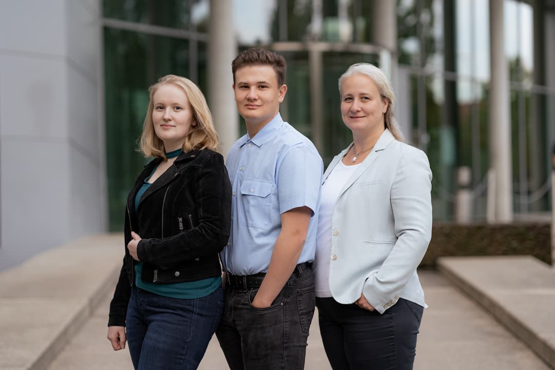 Ein Bild welches die Familie Engelmann zeigt. Links steht Anna Engelmann, daneben Paul Engelmann und rechts Bianca Engelmann.